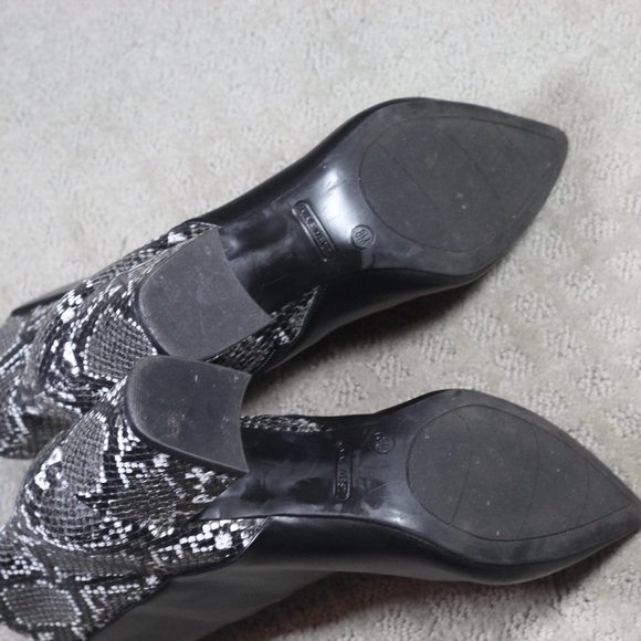 Nine West Size 8M Black and White Snakeskin Printed 2.5" Block Heels - Picture 6 of 7